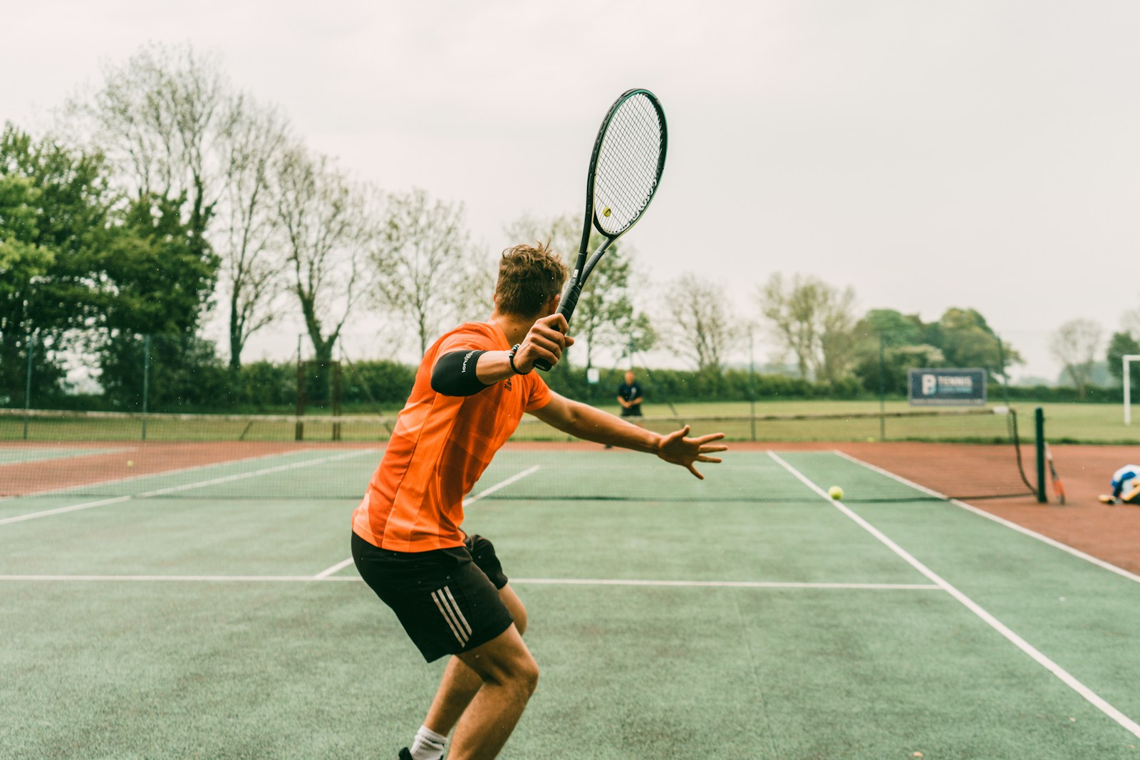 Les erreurs courantes chez les joueurs de tennis intermédiaires : corrections et conseils