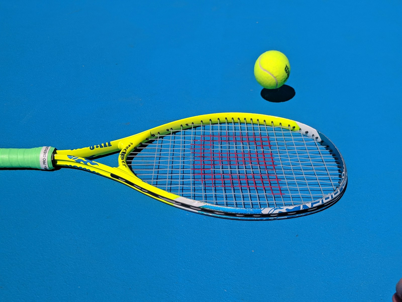 Guide complet pour choisir sa raquette de tennis : trouvez le match parfait